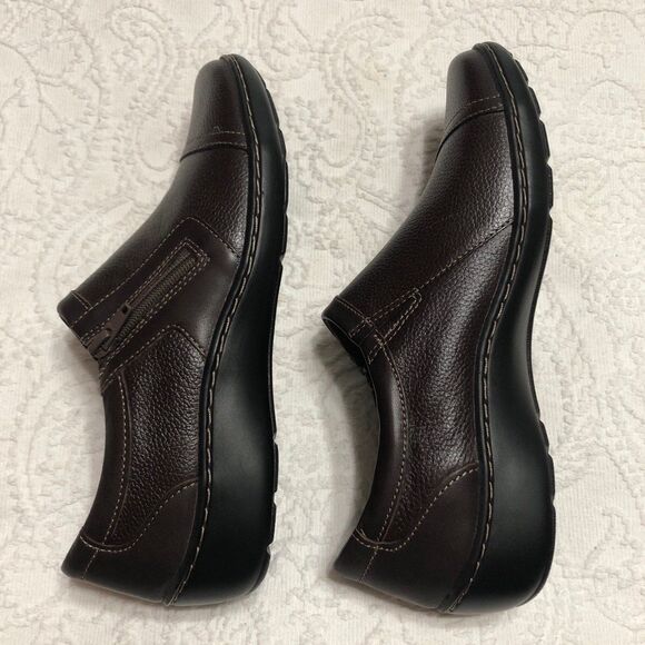 NEW!! Size 8M CLARKS Dark Brown Pebble Leather Wedge Loafers, Zip Close - Picture 5 of 7
